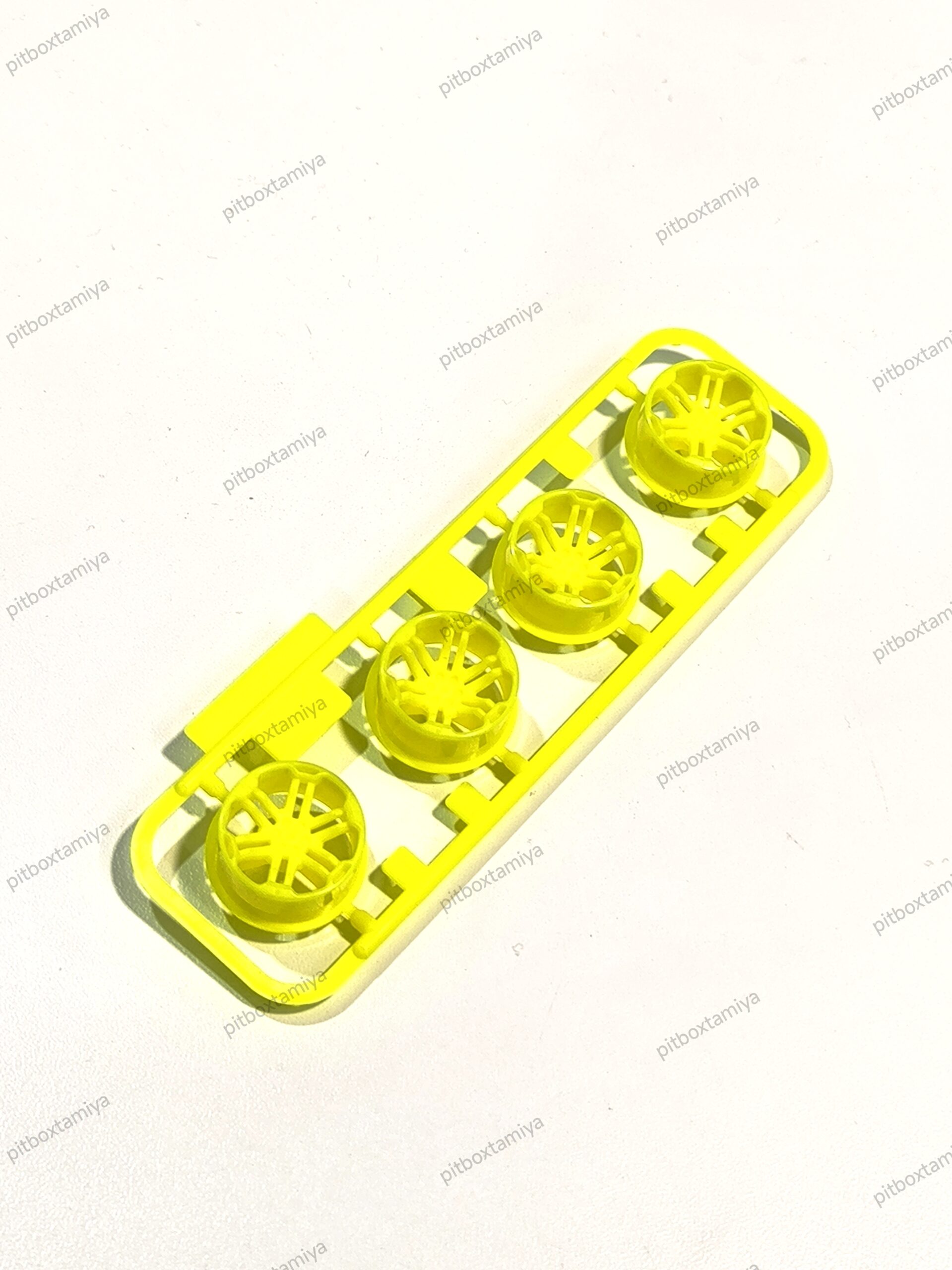 IMG_20261009_155744 Tamiya Velg Medium 12 Spoke flurescent Yellow Loose Part Ori - Image 1